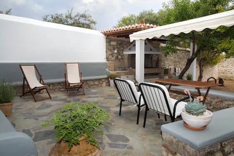 Theros Deluxe Studio Spetses