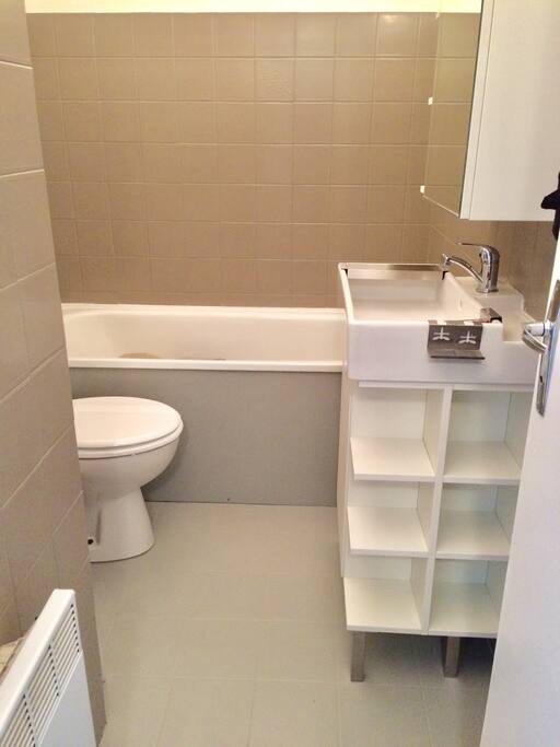 salle de bains avec baignoire
