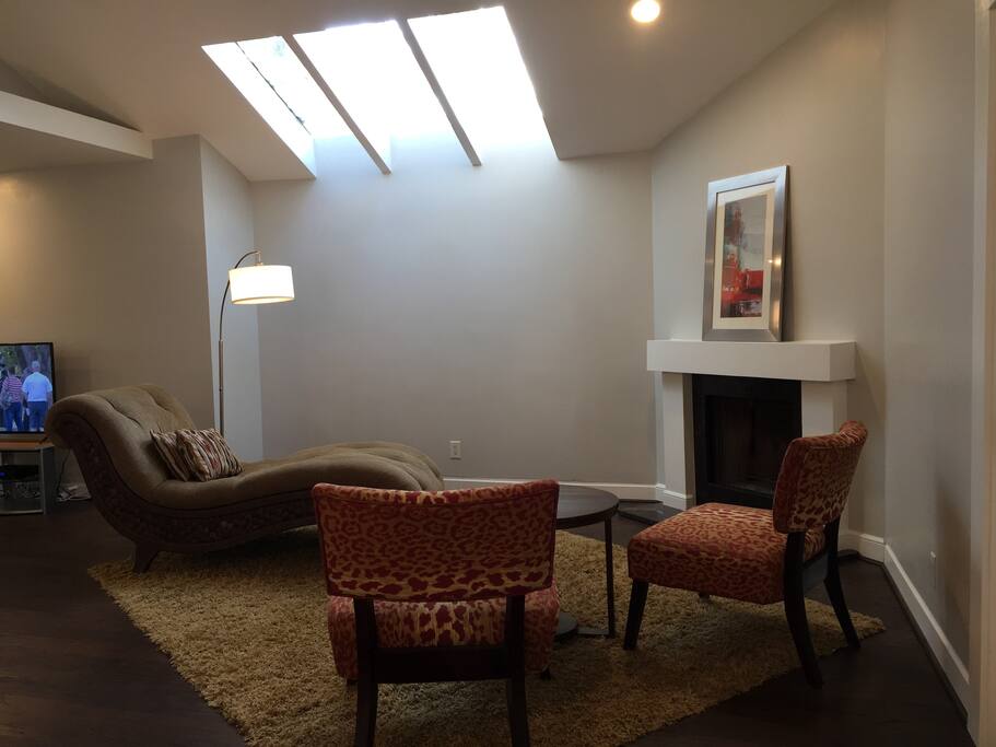Relax under the sun or evening stars with large skylight! Also, enjoy cable 50" 4k HD-TV.