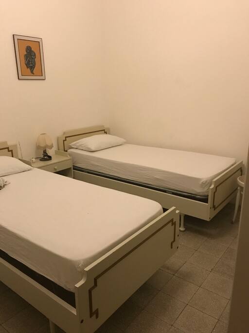 Cameretta con due lettini .terazzo grande ,vista mare .piano superiore