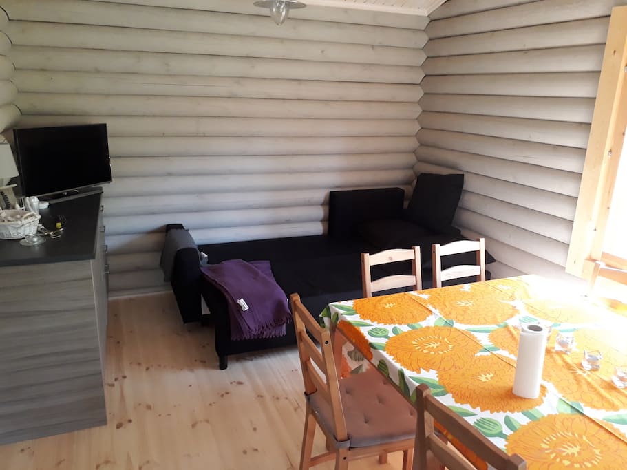 Mökin oleskelu-ruokailutila,vasemmallakeittiön saarekkeen alkuosa