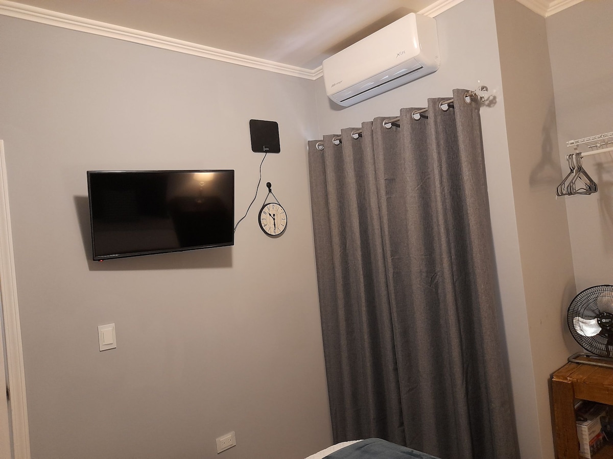 טלוויזיה חכמה 32אינץ' חדר שינה 2