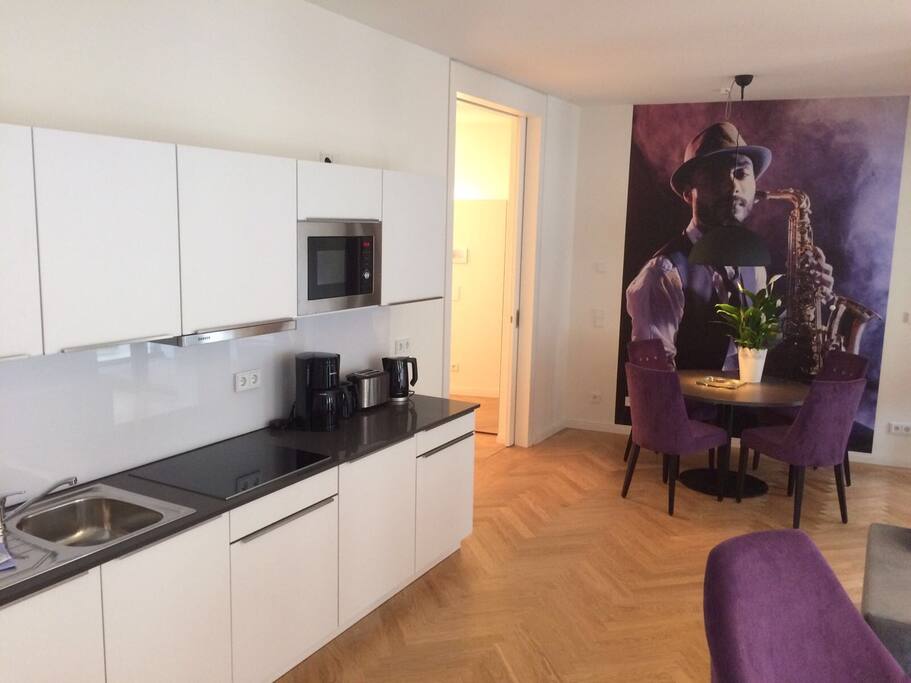 voll ausgestattete Küche mit Backofen und Mikrowelle