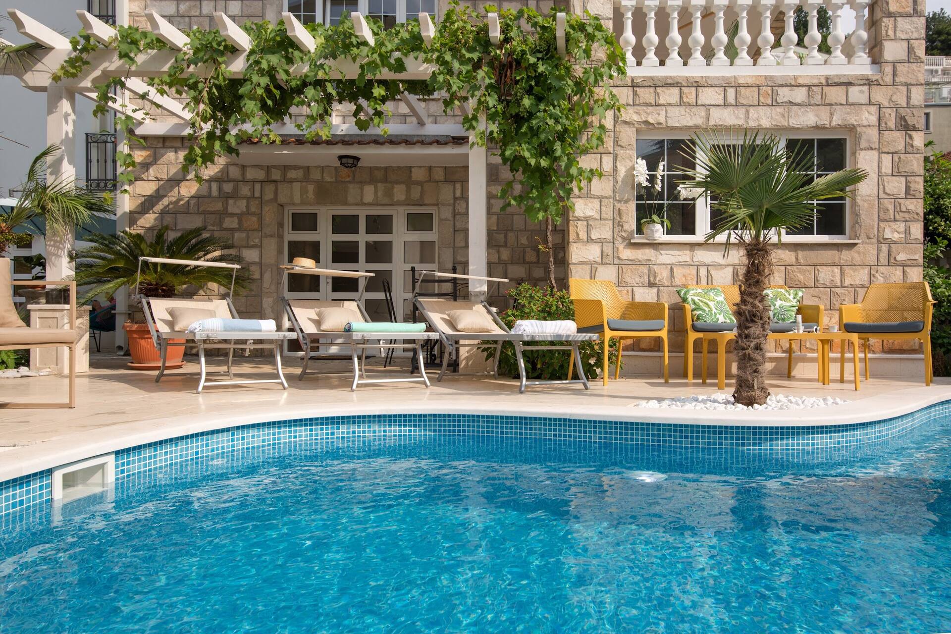 ★Direct Access to Pool★ 1BR Apt, Free Pkg