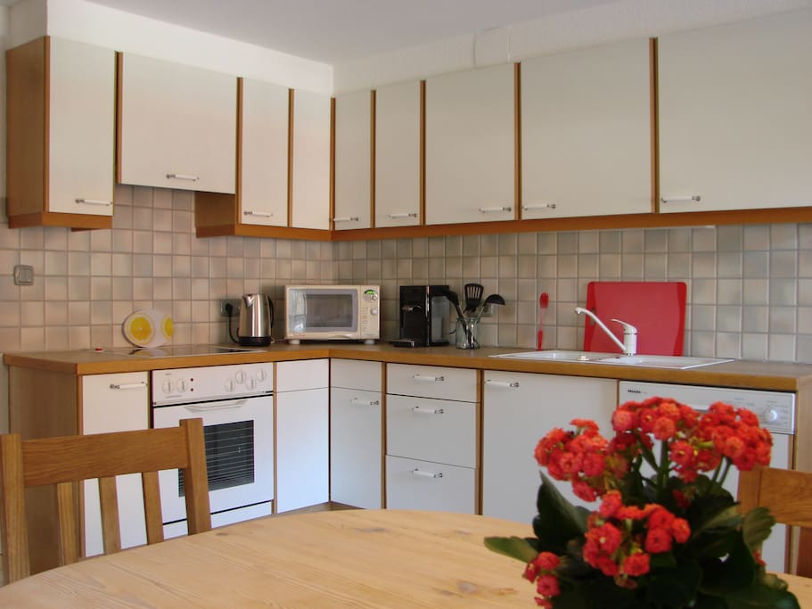 Wohnküche mit allen Küchenutensilien.
Kitchen with toaster, water cooker, coffee maker, oven, dishwasher and of course cooking utensils.