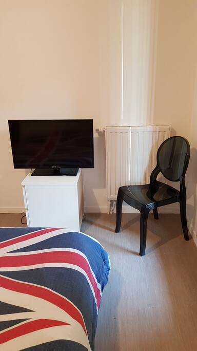 1 tv et un placard de rangement disponibles dans chaque chambre