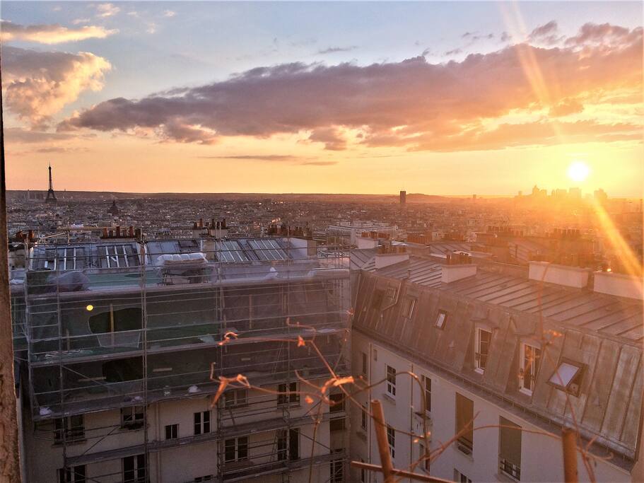 La vue du salon et les couchers de soleil parisien