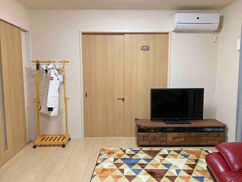 Lin Villa is a 20-minute ride from Narita Airport, a large shopping mall, Aeon Mall, a direct bus to