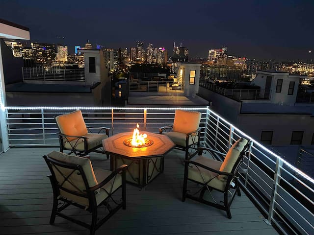 A2) 4BR & 4 Full Baths – Huge Rooftop