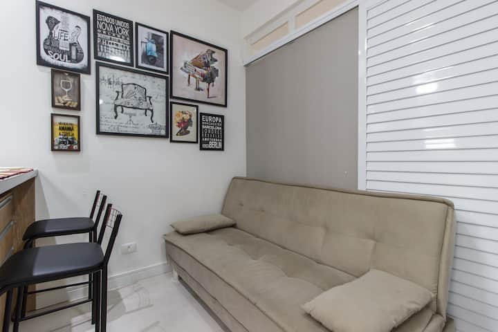 O anfitrião foi sensacional Ele se preocupa com os seus hóspedes até a chegada. Sempre disponível a qualquer hora do dia e da noite. O apartamento é simplesmente lindo! Muito bem decorado, TUDO NOVO, e de mto bom gosto e qualidade" - Gloria, 2019.