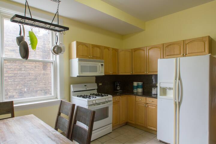 3 BR unit next to Wrigley Field gallery image 5