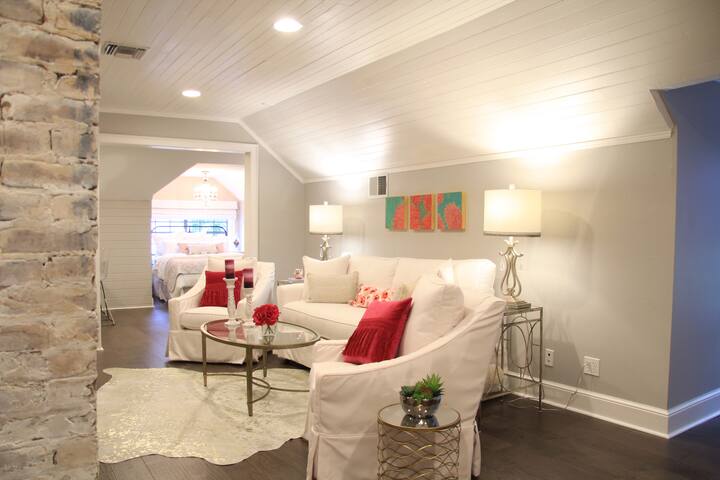 The Charmant, Beautiful Downtown Covington Loft