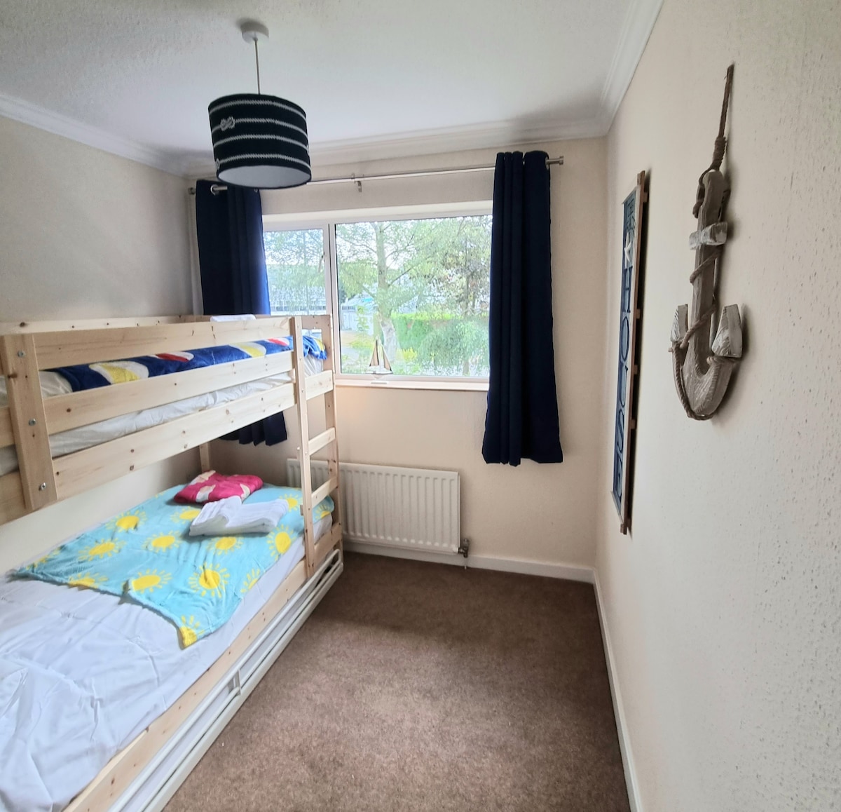 מיטות קומתיים בחדר השינה השלישי עם מיטה נפתחת מתחתיה 