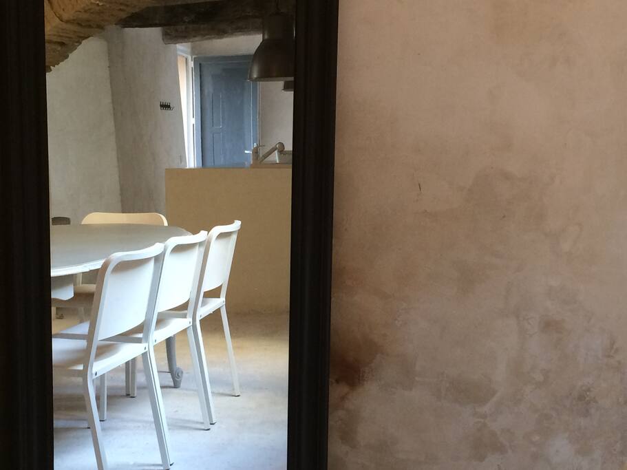 La table de cuisine - dans le prolongement de l'îlot central