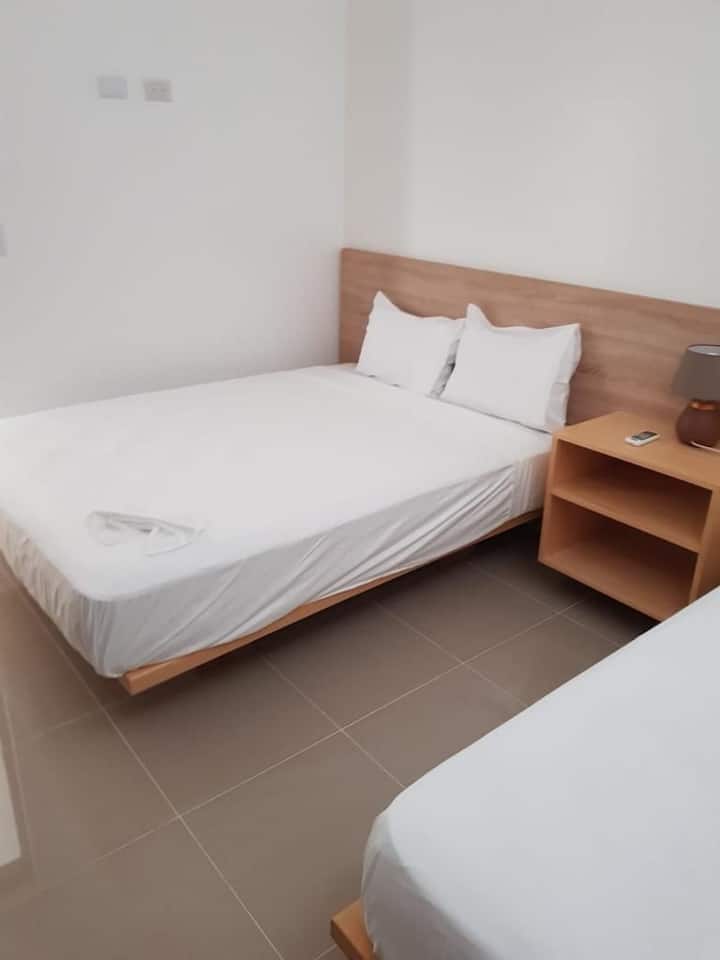 Dhomë dytësore me dy krevate dopio "queen" të rehatshëm dhe me madhësi të plotë me banjë private 