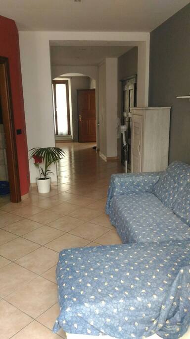 Ingresso e corridoio che collega all'ampia cucina/soggiorno
