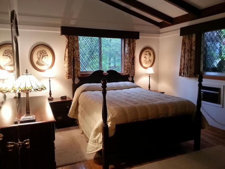 Jedna spálňa s manželskou posteľou Queen.