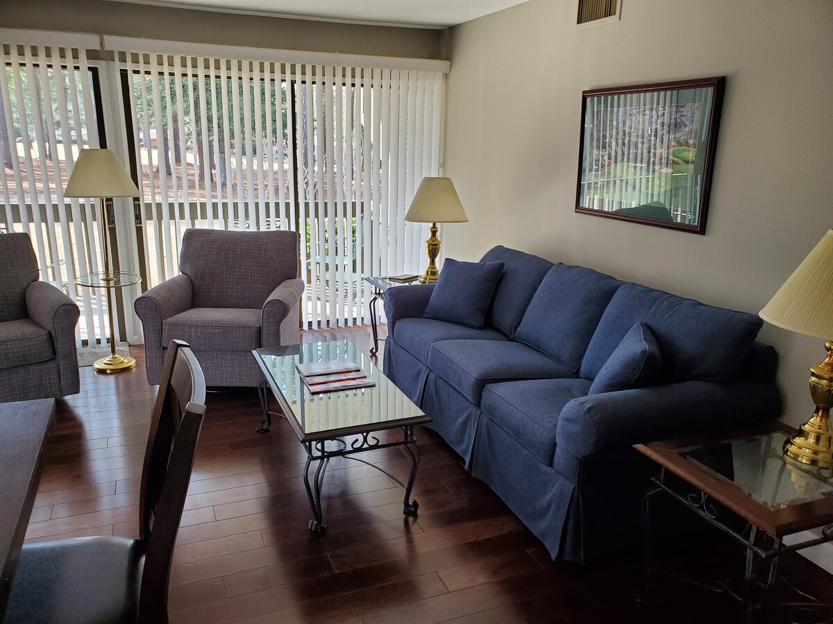 Obývacia izba s rozkladacou pohovkou veľkosti queen size