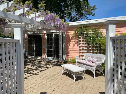 “The Pink Cottage” in Historic South Yarmouth