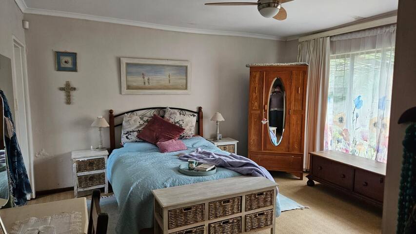 Mostert Hills gallery image 2