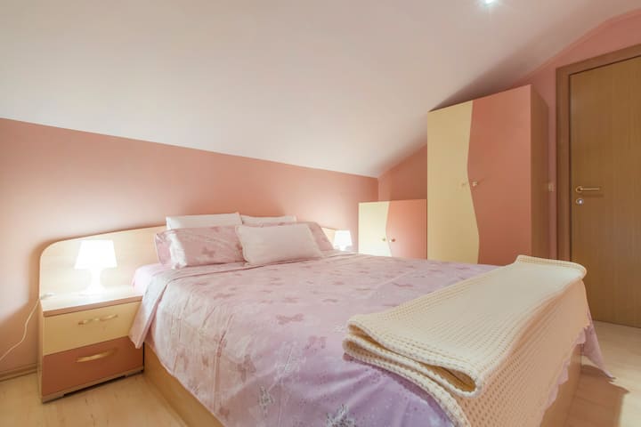 קומה שנייה - חדר 1.