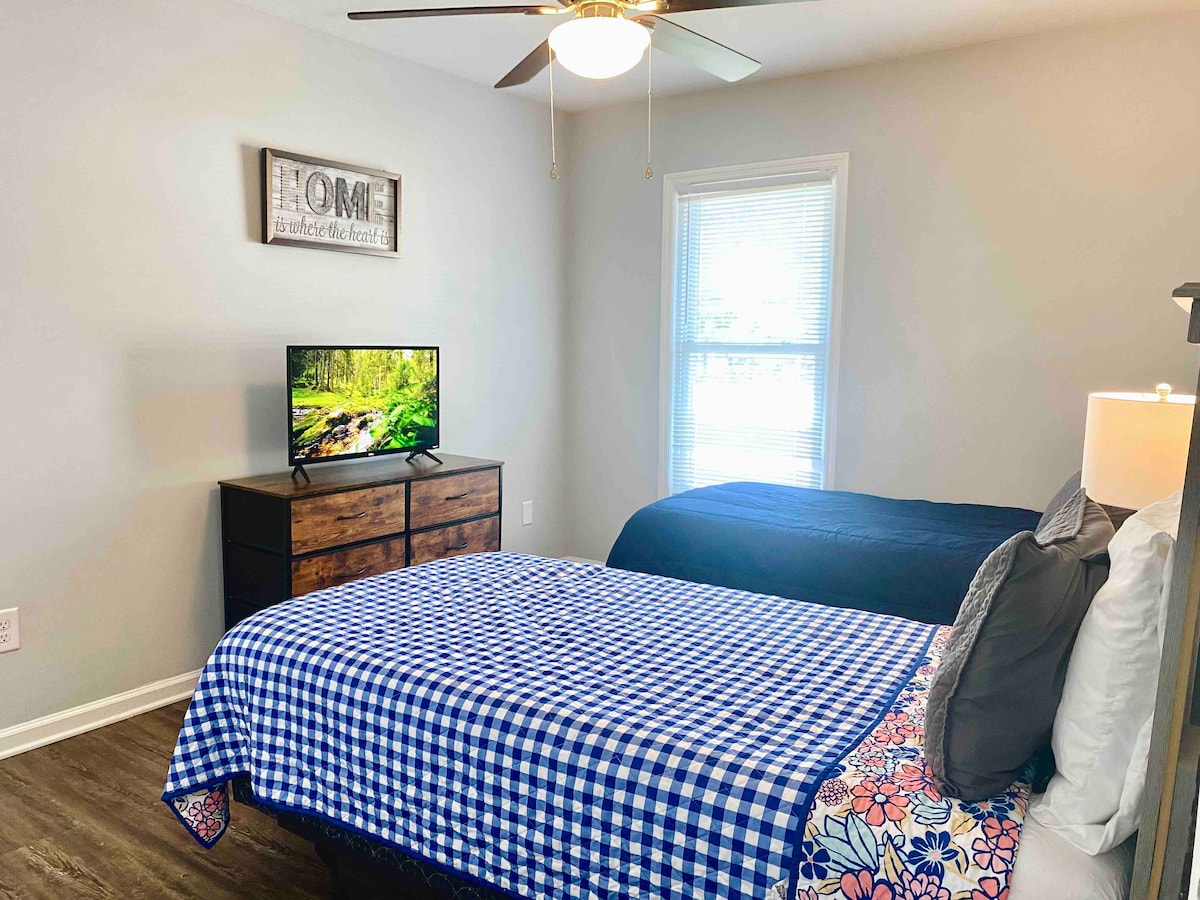 第三间卧室。两张单人床。智能电视 