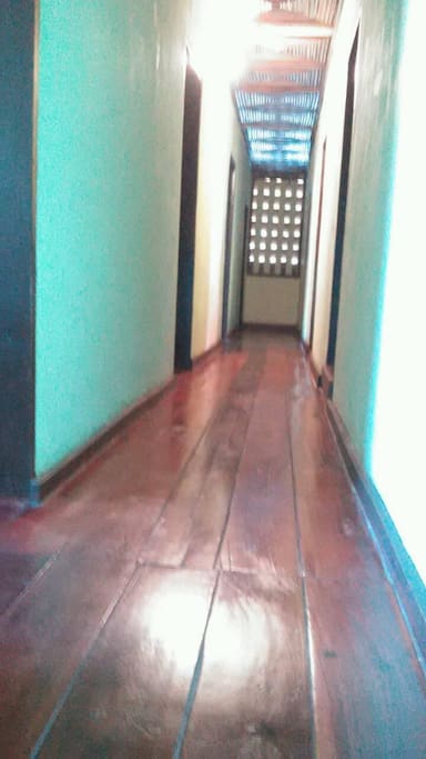 Quatre chambres double séparées par un grand couloir en parquet de palissandre .