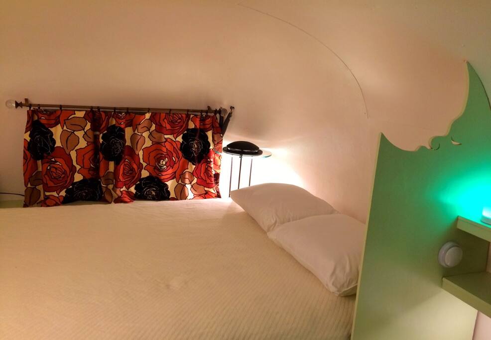 Queen size bed.