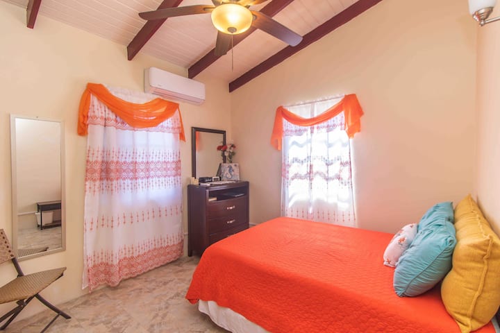 Ნარინჯისფერი ოთახი მშვიდი ღამის გასათევად ტონს აწყობს 