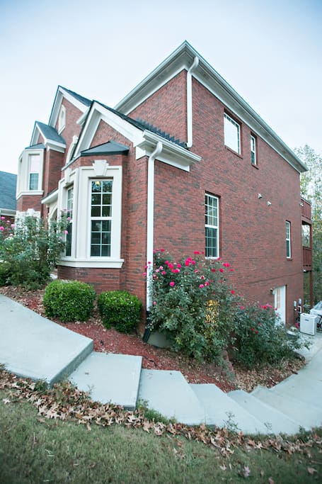 Walkway to side entrance