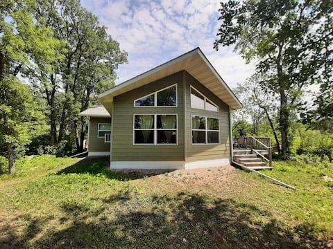Modern, lovely & cozy cabin 5 mins from the lake