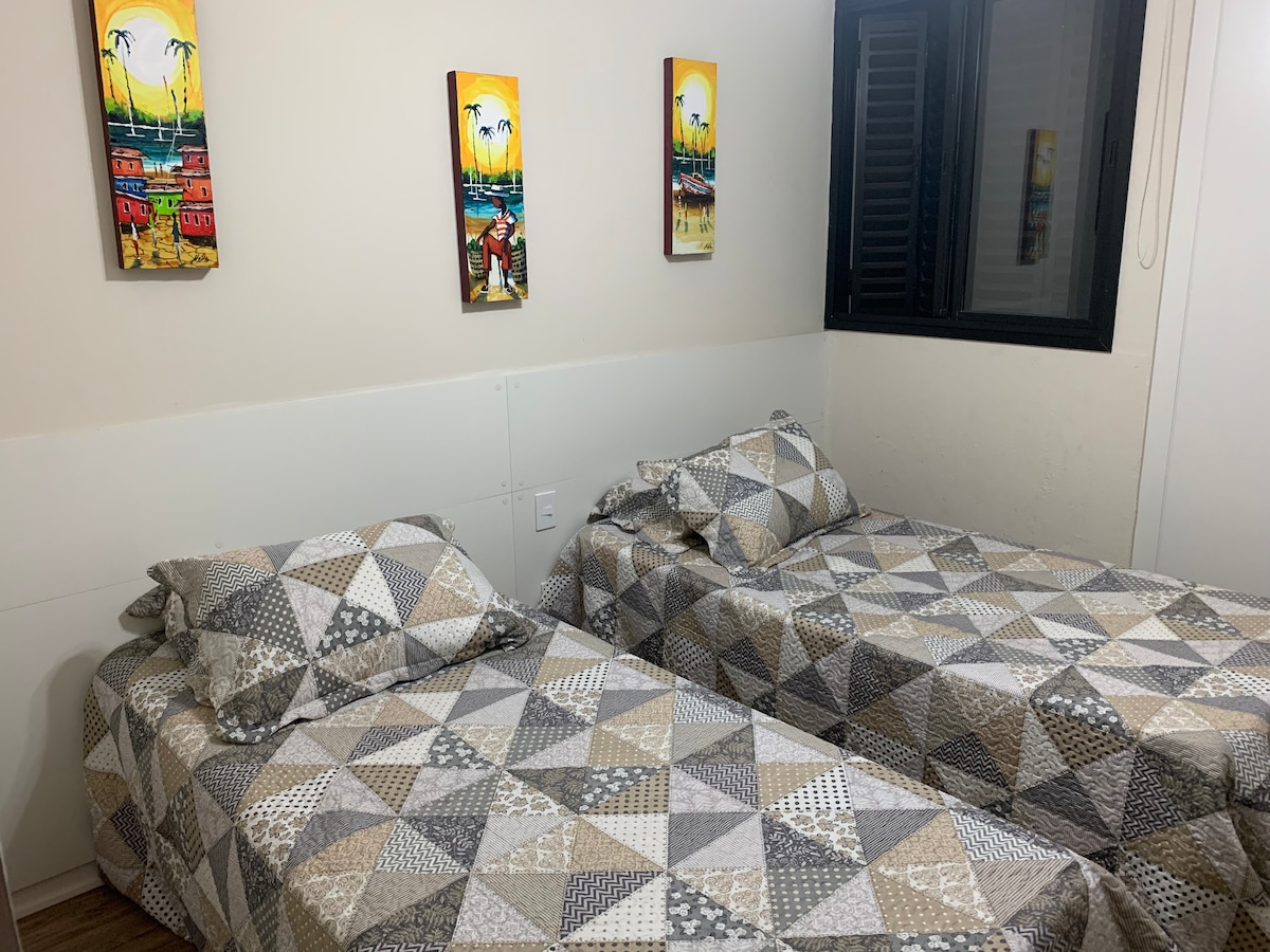 Kamer met twee eenpersoonsbedden en twee extra bedden eronder, in totaal vier bedden.