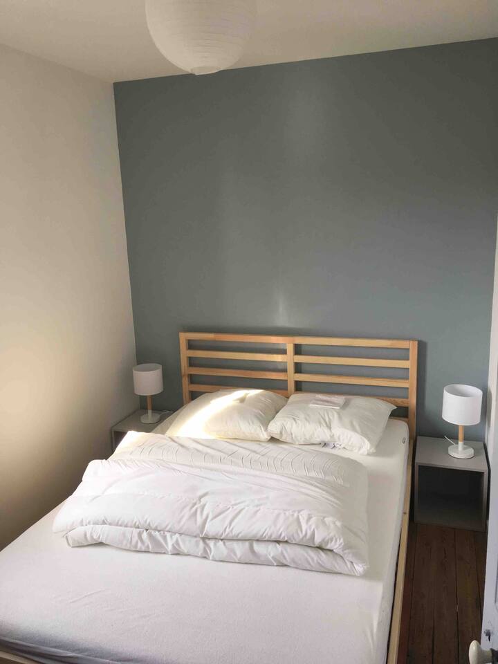 غرفة النوم الرئيسية: 140 × 200 سرير