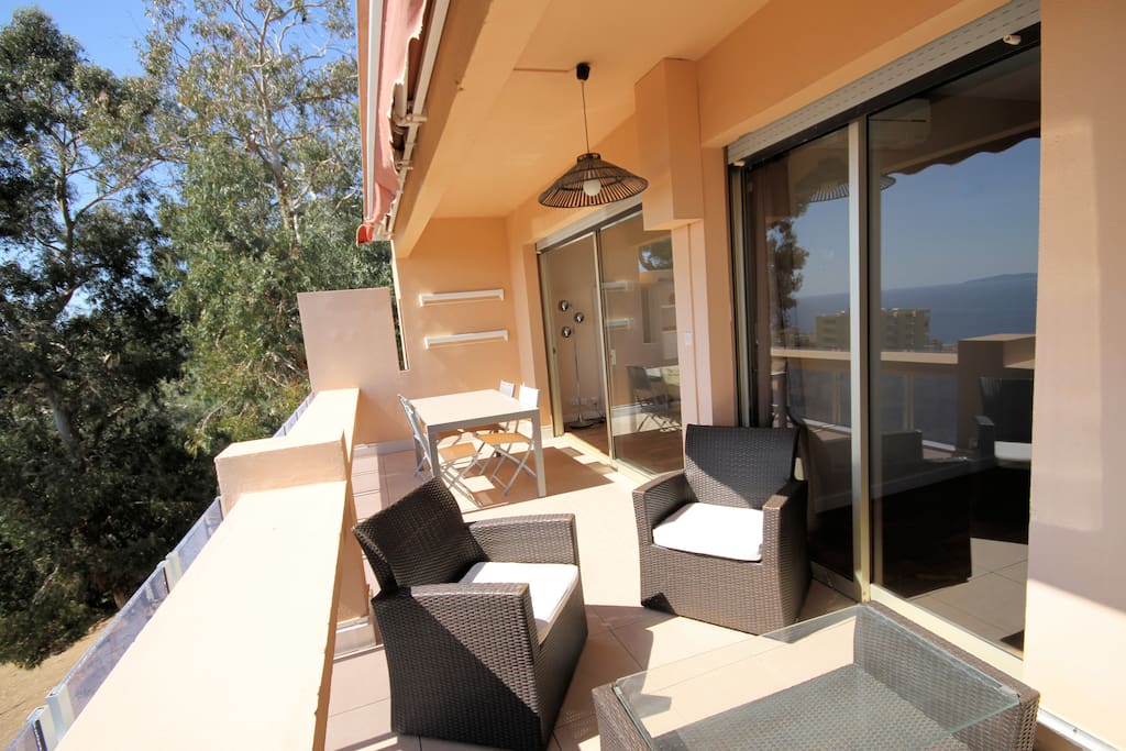 terrasse aménagée.
store électrique.
