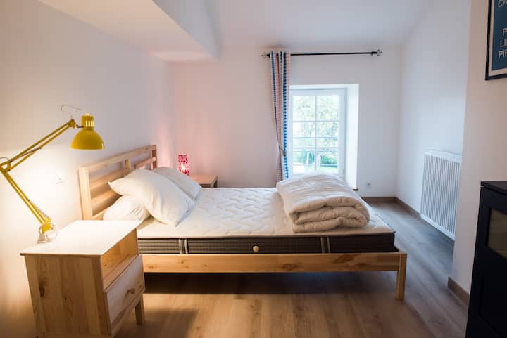 غرفة نوم كبيرة في الطابق العلوي