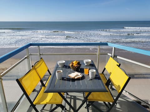 Adorable cocoon overlooking the ocean
