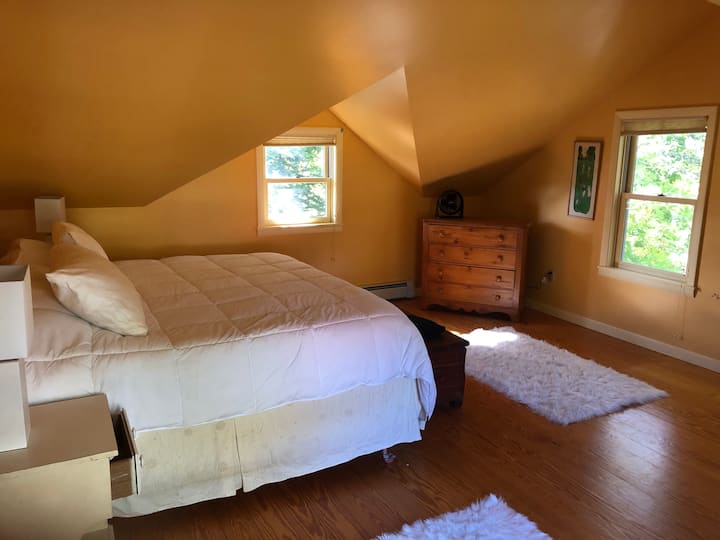 El dormitorio principal es muy grande con cama tamaño king.  Este fue pintado de este color , no lo elegimos... ¡pero al menos es brillante en días nublados!
( ps. Se pintará en 2024:)