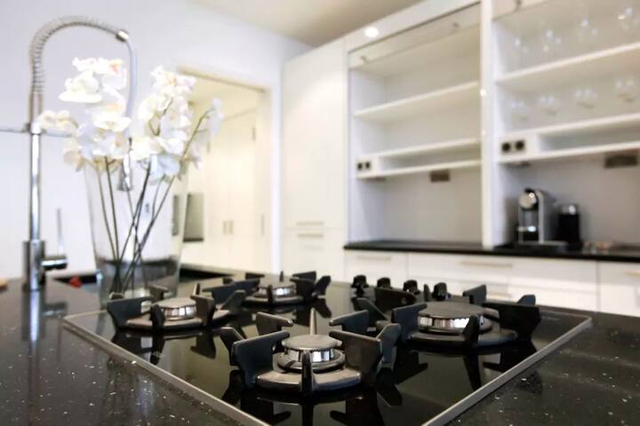 Elegant and Stunning 3 Bedroom and 3 Bathroom with AC in Kensington gallery image 4