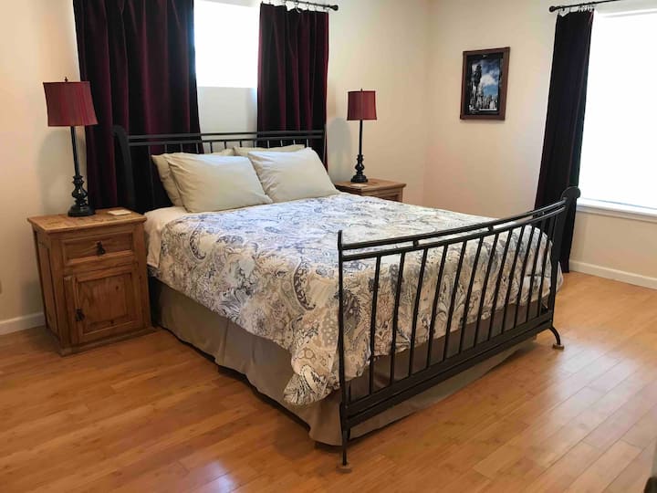 Amka katika kitanda chenye starehe cha Sunrise Room queen ukiwa na mwonekano wa jua linalochomoza