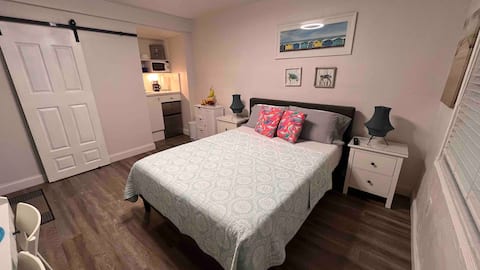 Popular Airbnb listing: Studio in the Heart of the Roads in Miami Avenue