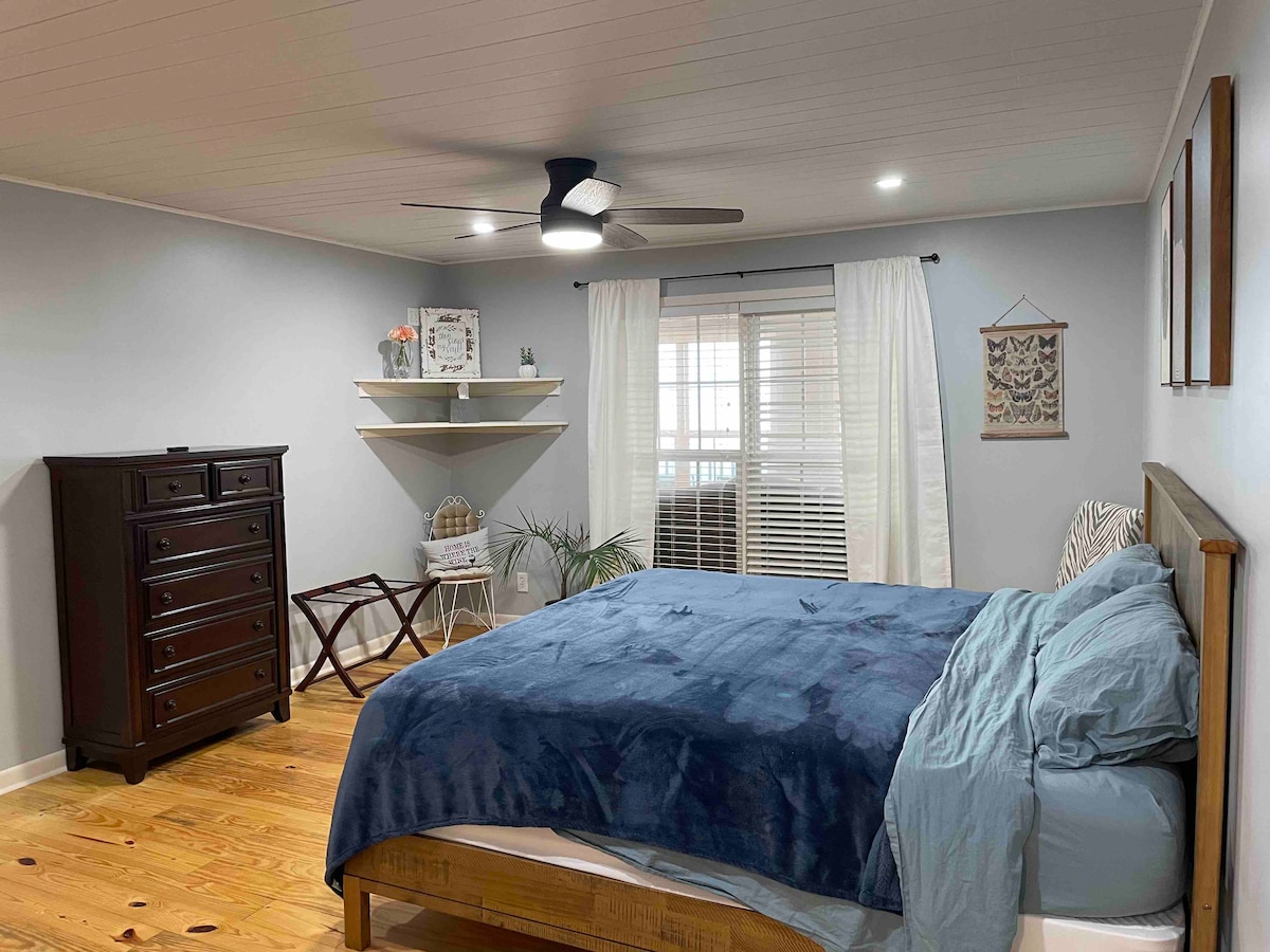 Primárna spálňa. Na vrchnej strane komody je televízor.