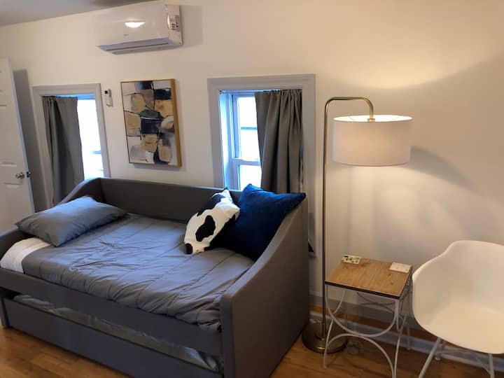 חדר עבודה/חדר שינה שני אופציונלי עם חדר רחצה ושירותים ומקלחת פרטיים