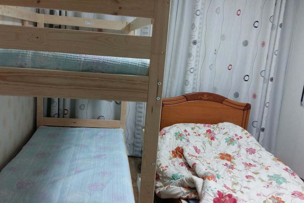 1층 안방 침실입니다~^^
2층 침대가 있고
옆엔 온돌 침대입니다~