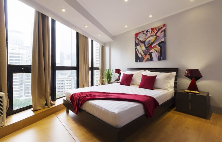 Colorful & Artsy Home 9 min walk to Ayala Triangle