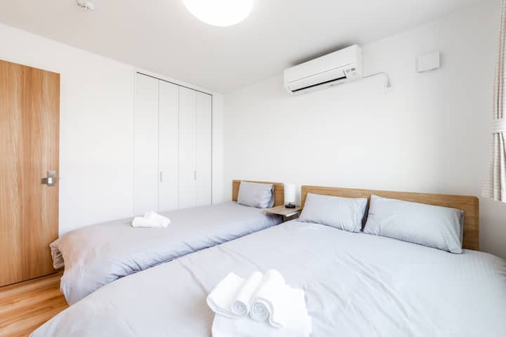 パネルヒーター・エアコン完備3階寝室（ダブルベッド1台、シングルベッド1台）