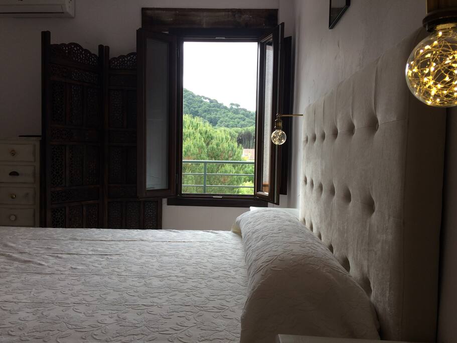 Dormitorio con vistas