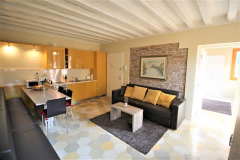 Annuncio Airbnb popolare: Central New Spacious Bright Apt a Venezia