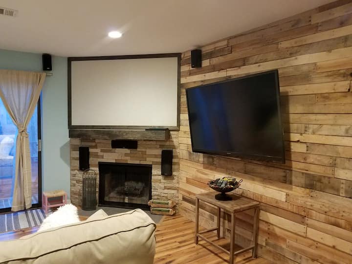 Skrini kubwa tambarare ya runinga sebuleni