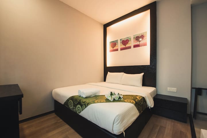 King Room ! JB Town! Free WIFI! Private Bathroom