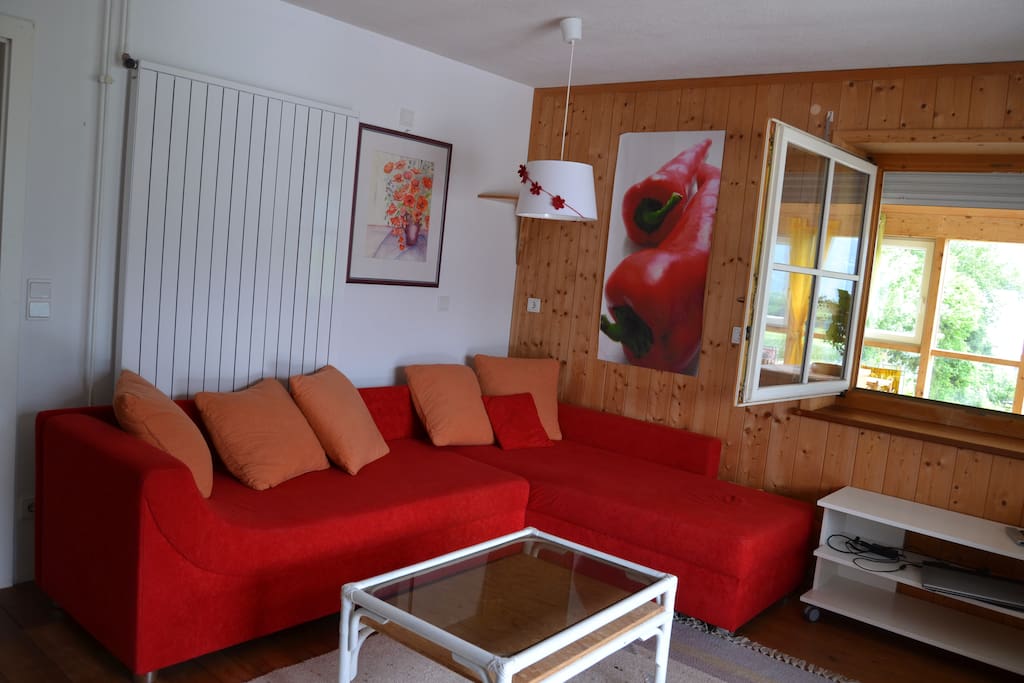 eines der beiden Schlafzimmer, mit 2 Einzelbetten, einer Couch, TV und Schreibtisch im Zimmer